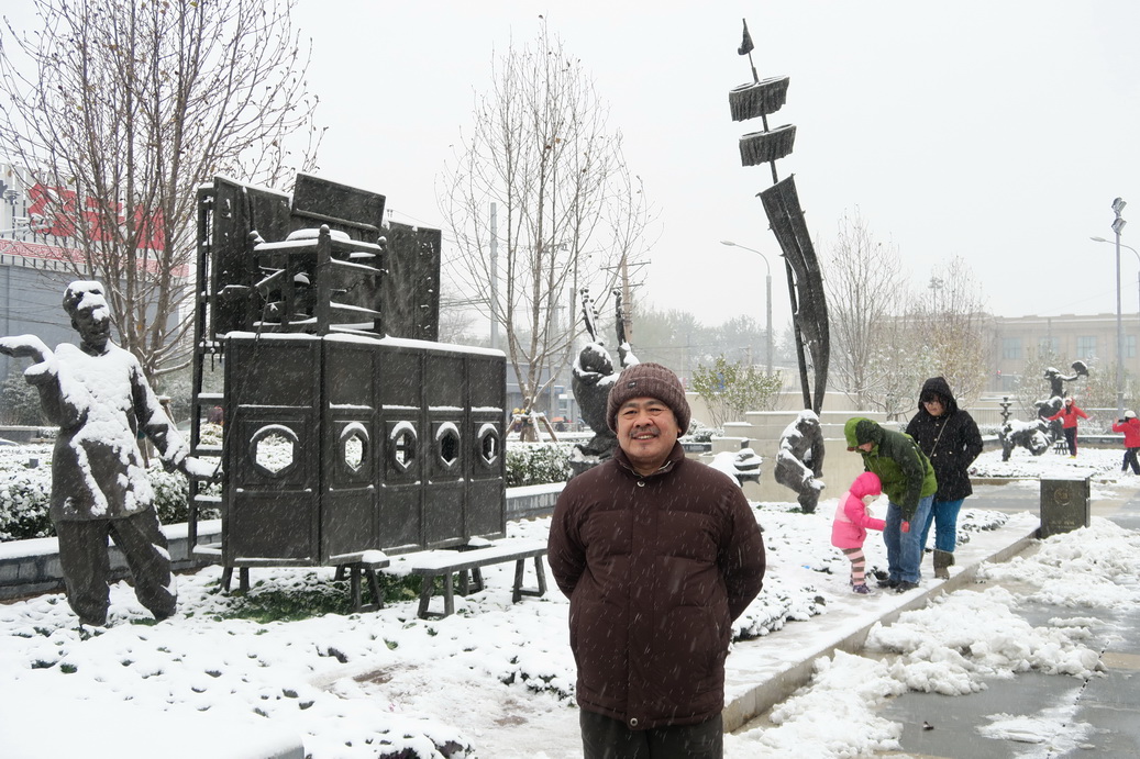 c0129 大雪中的天橋賣藝人