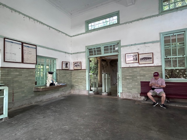 a0765 山麓下的泰安舊站與森林裡的四口之家